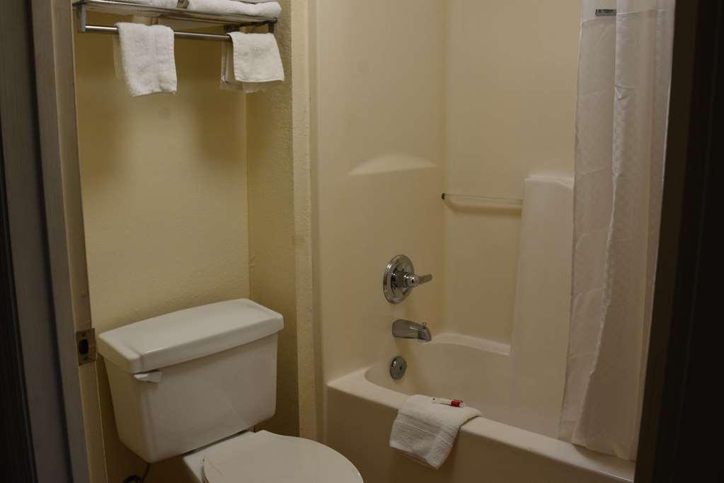 Travelodge By Wyndham Montgomery East Room photo