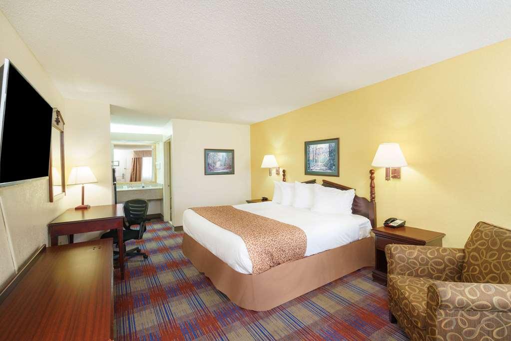 Travelodge By Wyndham Montgomery East Room photo