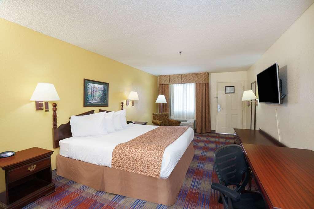 Travelodge By Wyndham Montgomery East Room photo